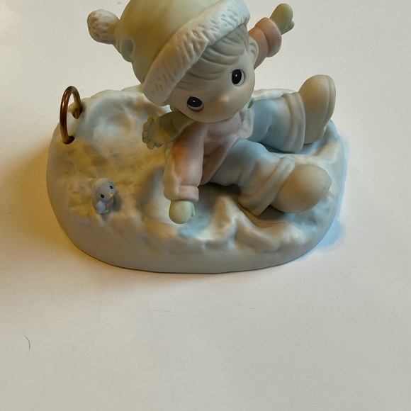 Precious moments  angels on earth  Adorable Figurine with Winter Outfit - Picture 1 of 5
